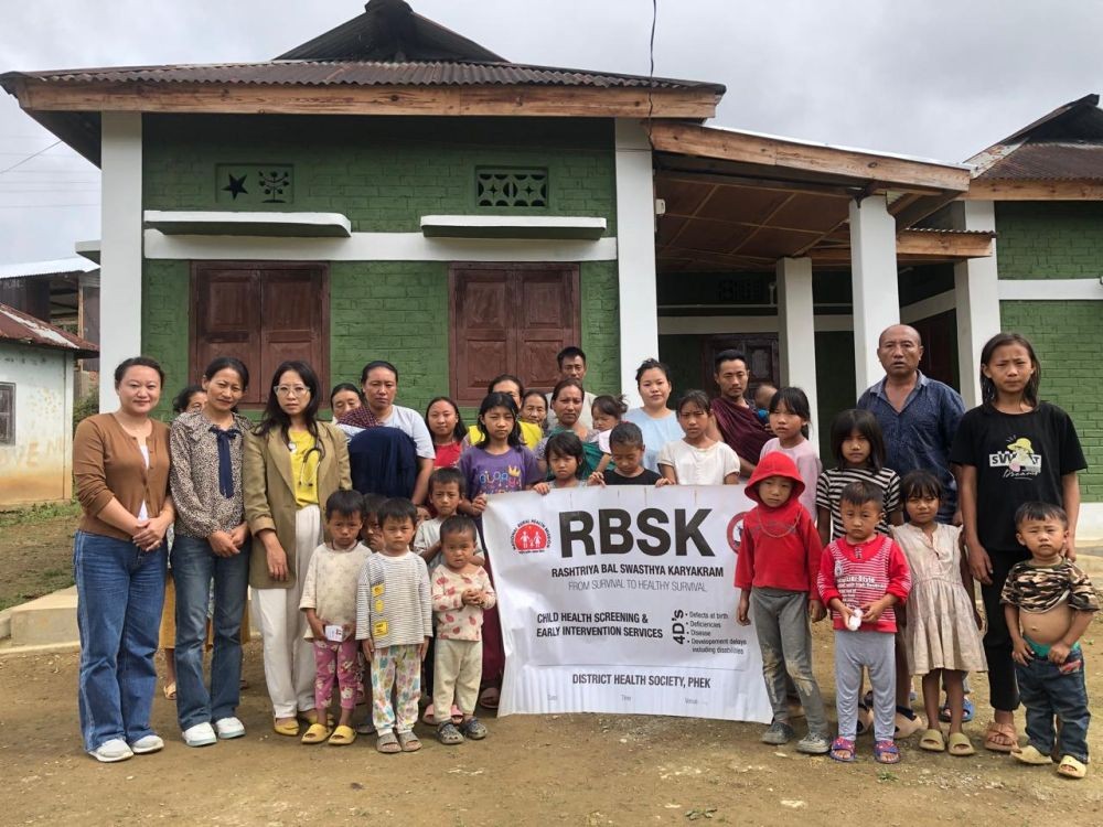 The team along with the AWW & beneficiaries.